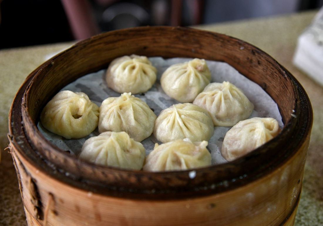 Xửng tre đang hấp bánh bao nhỏ